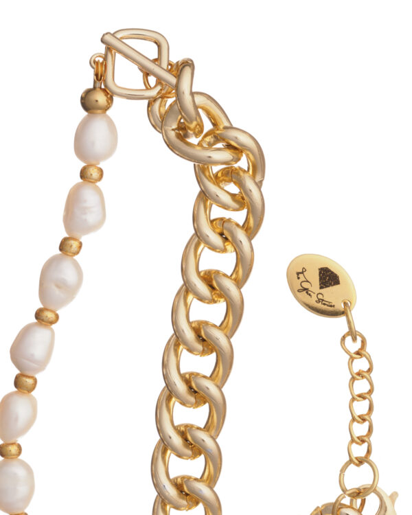 Luxurious necklace with white pearls linked by shiny silver chains.
