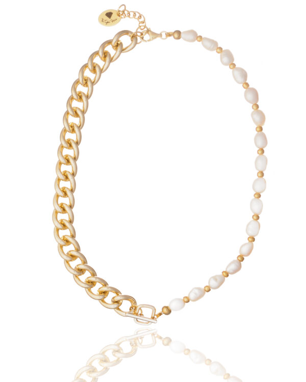 Elegant white pearls interspersed with delicate silver chains in a sophisticated necklace.