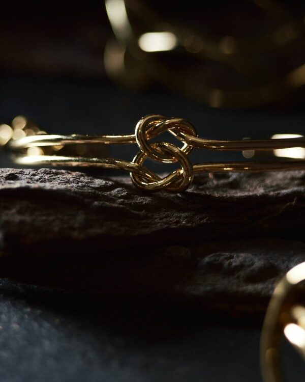 Delicate gold bracelet with a stylish knot