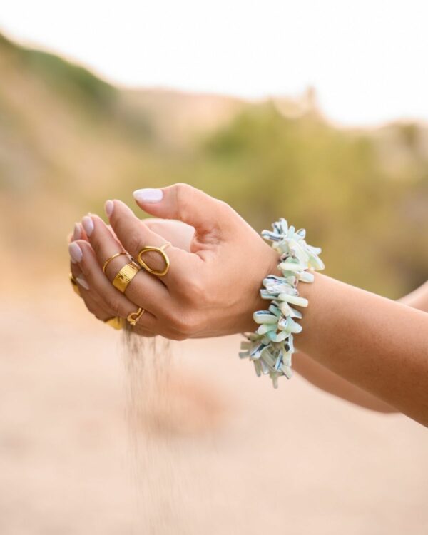 Shell Summer Bracelet: Exquisite accessory for beach lovers and sun-seekers.