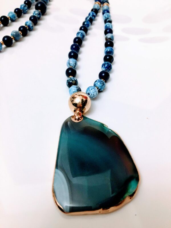 Stylish blue raw agate necklace with polished agate stone element