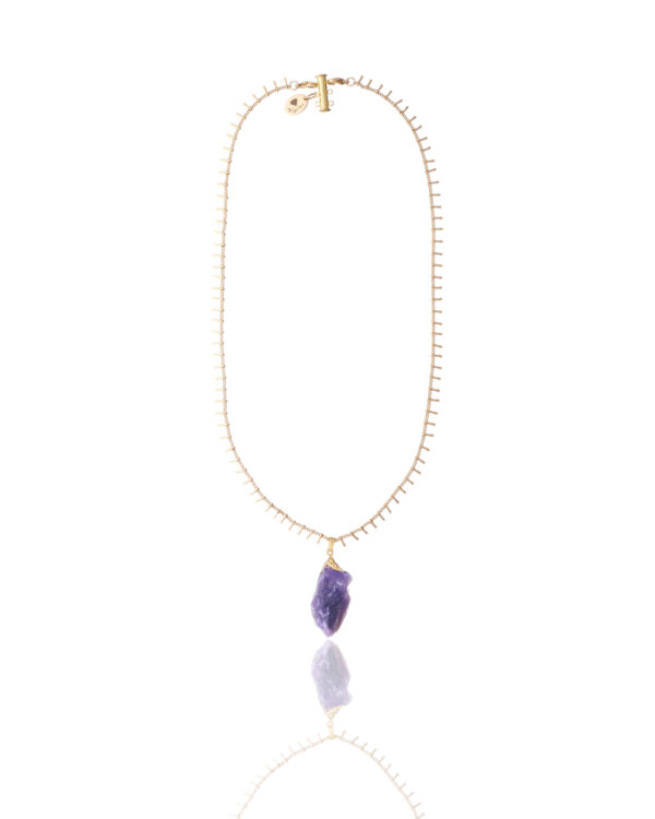 Single chain necklace with an amethyst pendant