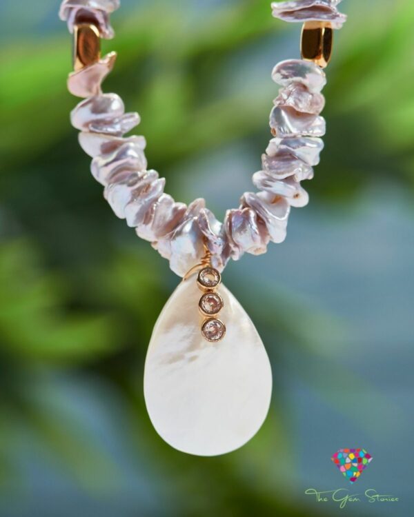 Chic Pearl Chips and Crystals Necklace with Ivory Centerpiece