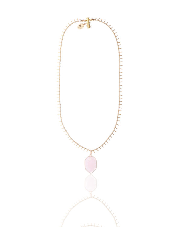 Single chain necklace with a pink quartz pendant