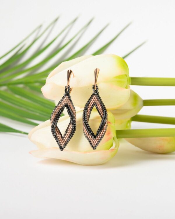 Pair of Miyuki Peyote earrings in black and rose gold with a diamond-shaped design