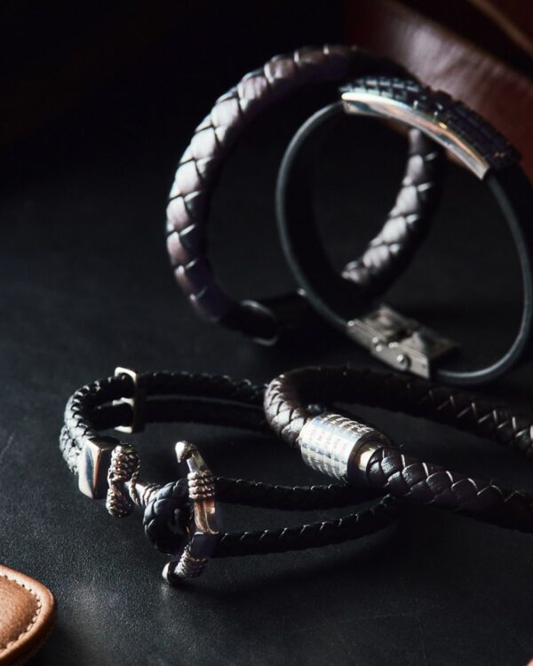 Vintage leather bracelet for men with adjustable strap