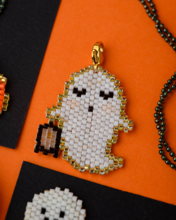 Miyuki Cuties Halloween Element Ghost pendant with white and black beads