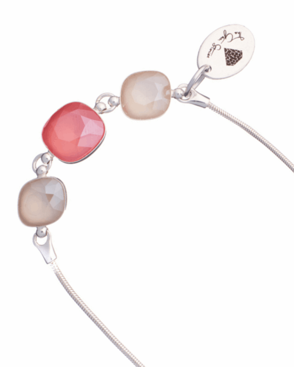 Adjustable coral square bracelet for a chic look
