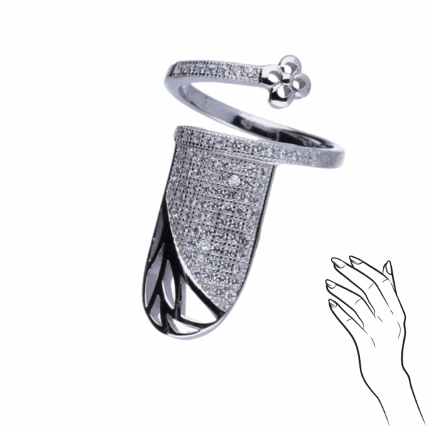  Close-up of Nails Ring Daisy, a delicate and elegant accessory for all occasions