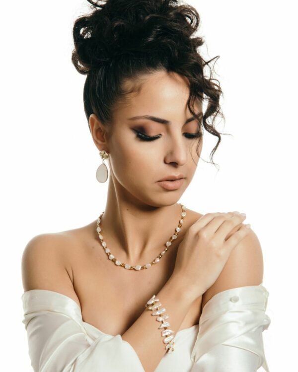 Elegant Mother of Pearl Jewelry Set with necklace, bracelet, and earrings