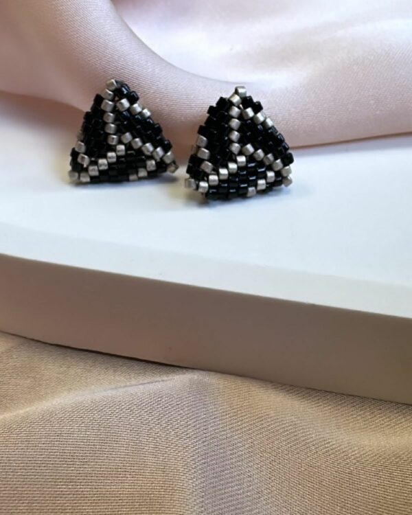 Triangular Miyuki earrings in black and silver by Athina.