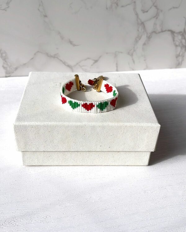 Festive Love Bracelet – a handcrafted Miyuki bead bracelet with red and green heart patterns, displayed on a white jewelry box, ideal for holiday wear or gifting.