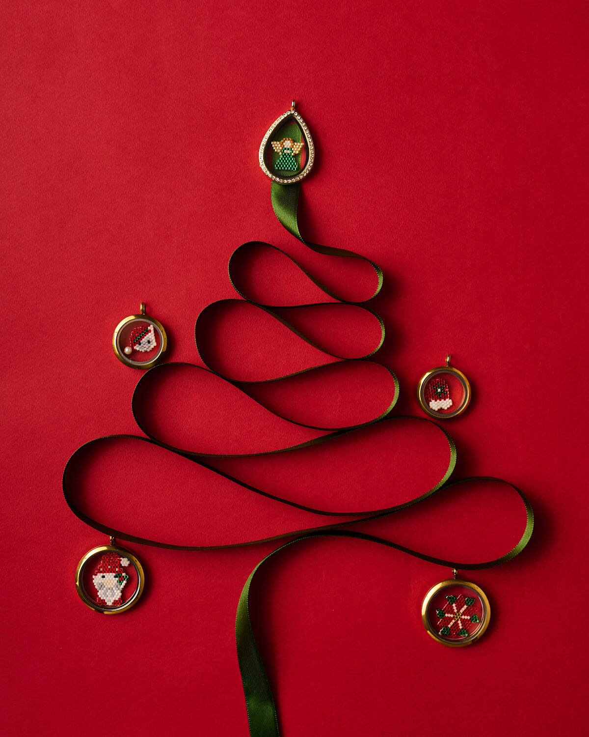 The-gem-stories-Christmas-tree-lockets-display