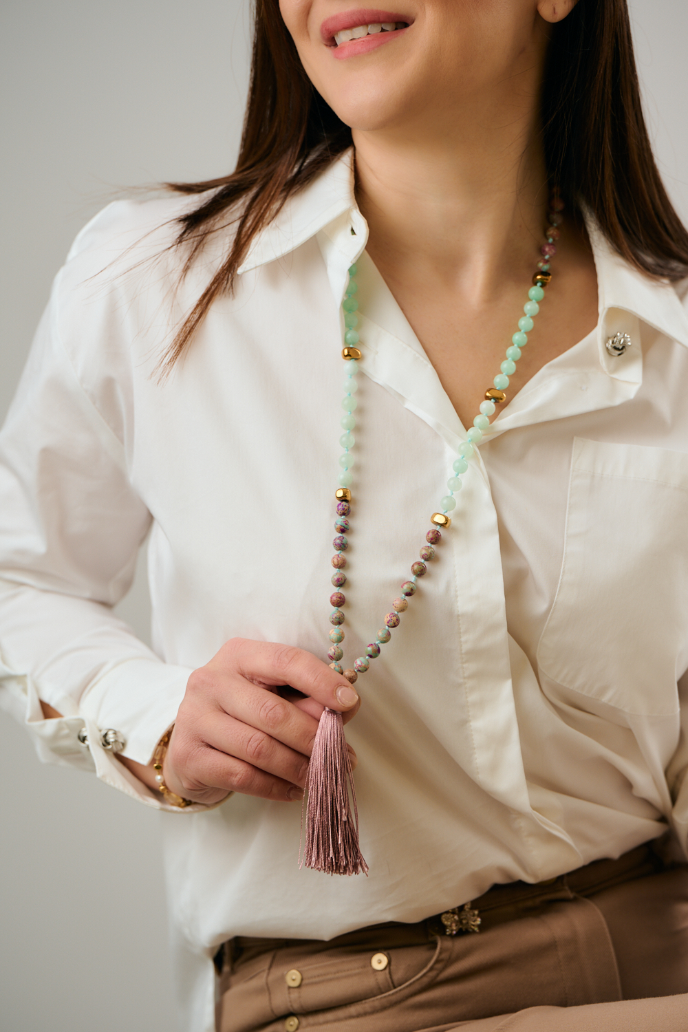 Amazonite Imperial Jasper Tassel Necklace 2 Κολιέ με φούντα από αμαζονίτη και ίασπη imperial με χρυσές λεπτομέρειες, φορεμένο σε μοντέλο.