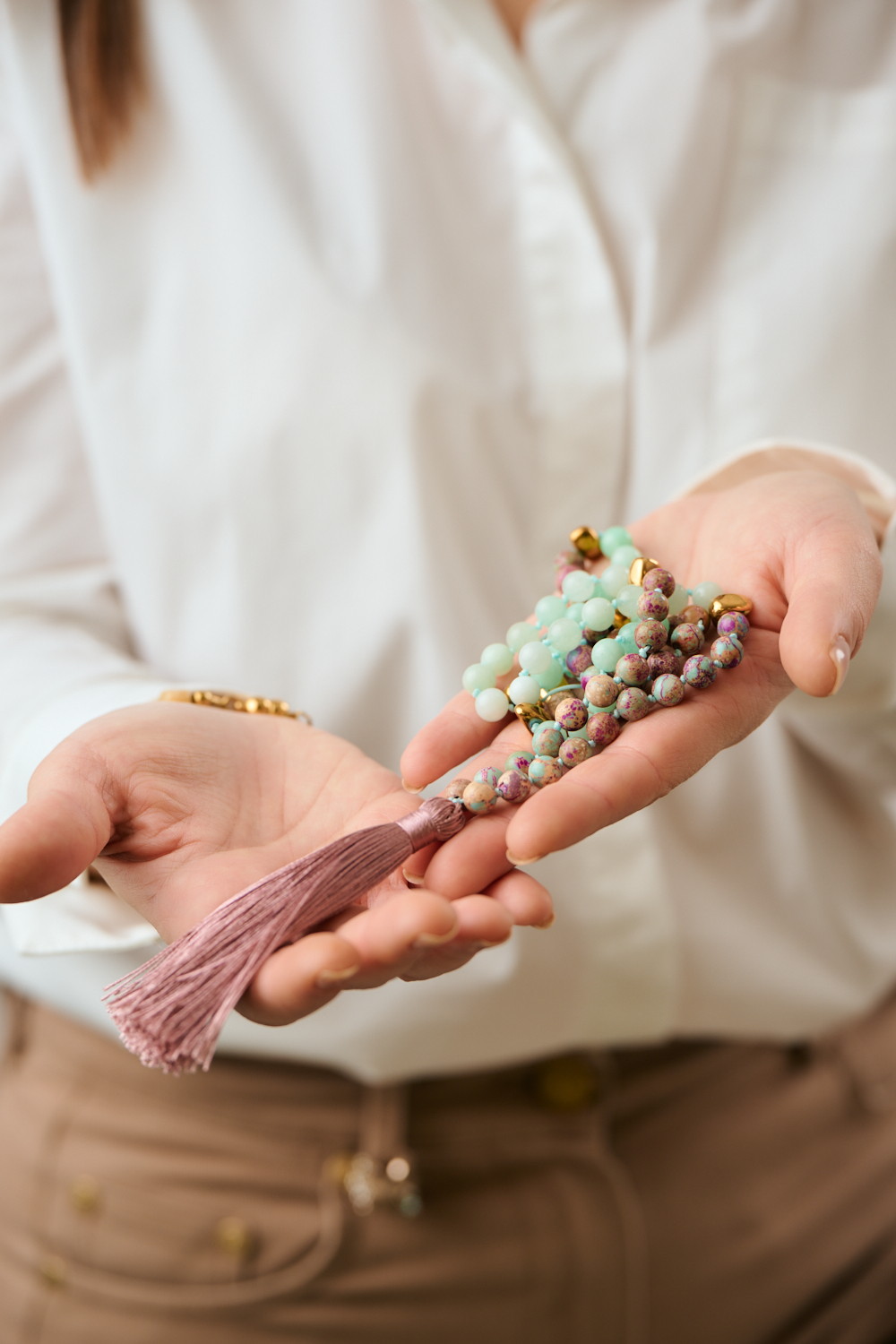Amazonite Imperial Jasper Tassel Necklace closeup 2 Κοντινή λήψη κολιέ με φούντα από αμαζονίτη και ίασπη imperial με χρυσές λεπτομέρειες.