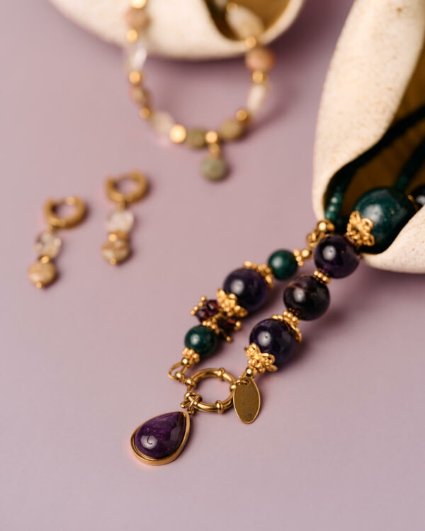 Κολιέ με αμέθυστο και πράσινους πολύτιμους λίθους με χρυσό μενταγιόν με ανάγλυφη υφή