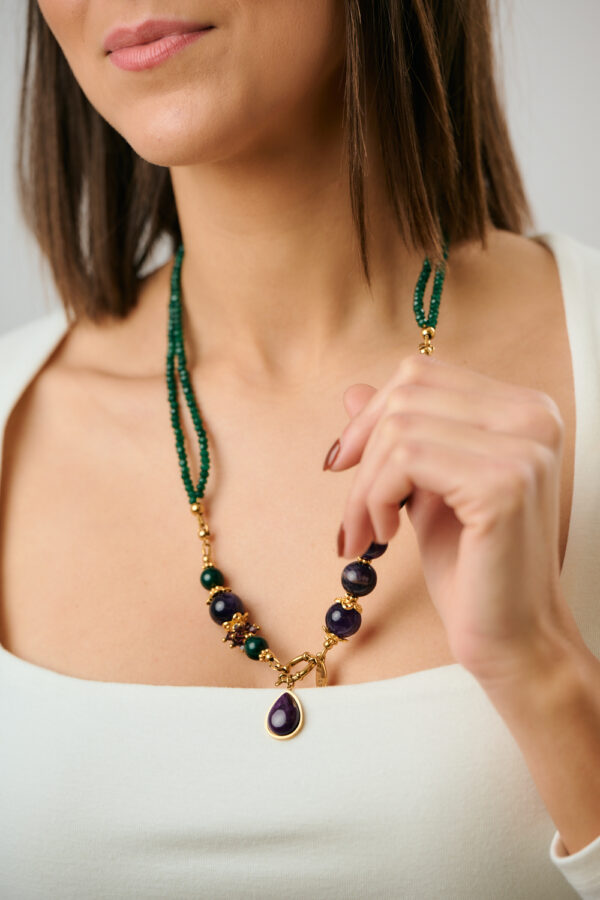Μοντέλο που φορά κολιέ με Αμέθυστο και Πράσινο Νεφρίτη με χρυσές λεπτομέρειες από τη The Gem Stories.