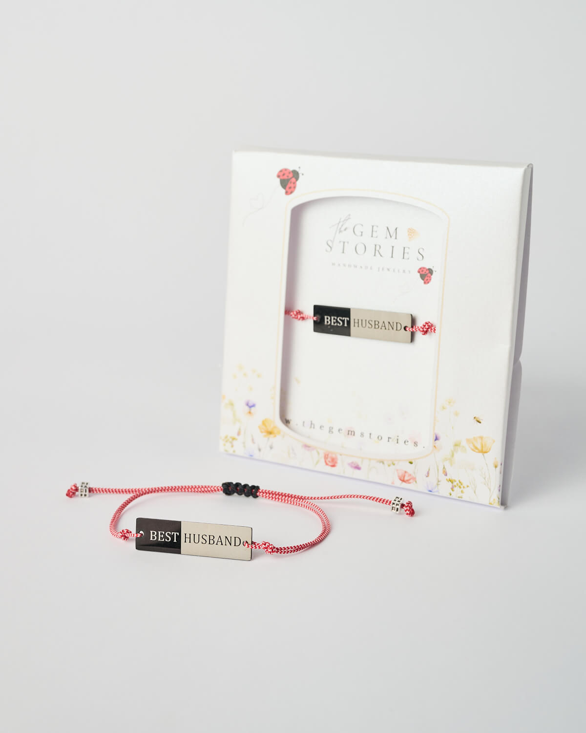 The-Gem-Stories-Best-Husband-Martaki.jpg Κόκκινο βραχιόλι Best Husband Martaki με χαραγμένο μήνυμα από το The Gem Stories.