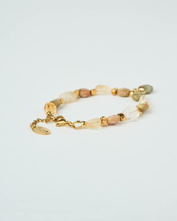 Κοντινή λήψη του κουμπώματος του Βραχιολιού Desert Harmony με χρυσές λεπτομέρειες από τη The Gem Stories.