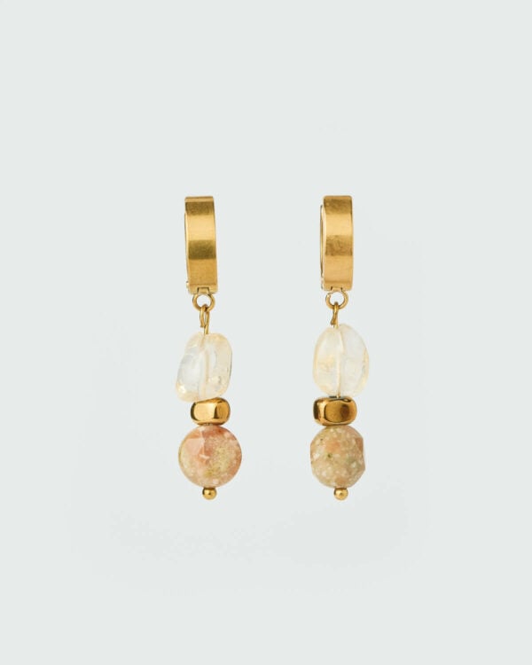 Σκουλαρίκια Desert Harmony με πέτρες σε γήινους τόνους και χρυσές λεπτομέρειες από τη The Gem Stories.