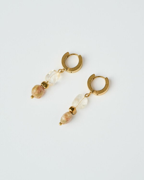 Κοντινή λήψη των Σκουλαρικιών Desert Harmony με πέτρες σε γήινους τόνους και χρυσές λεπτομέρειες από τη The Gem Stories.