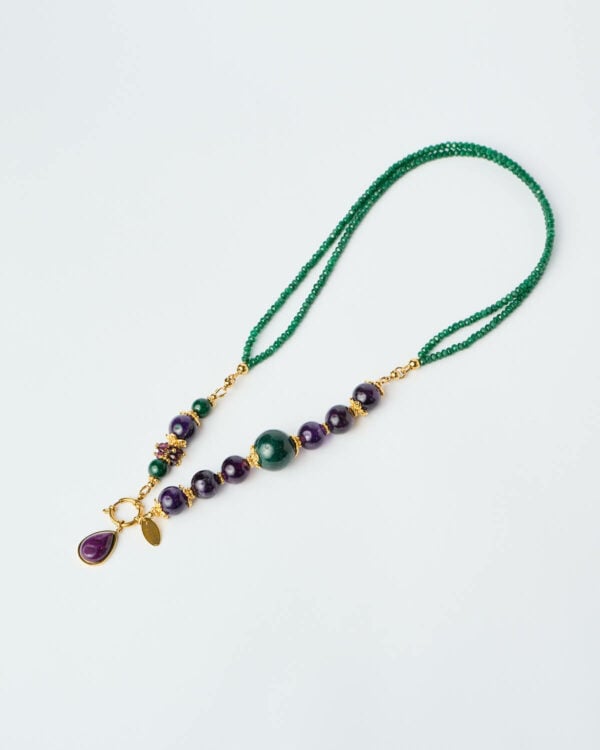 Κολιέ Emerald Aura με πράσινες χάντρες και χρυσές λεπτομέρειες από τη The Gem Stories.