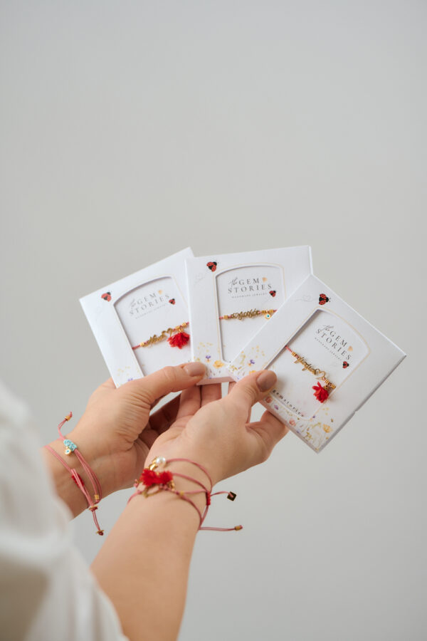 Βραχιόλια martaki σε επώνυμη συσκευασία κρατημένα από μοντέλο του The Gem Stories