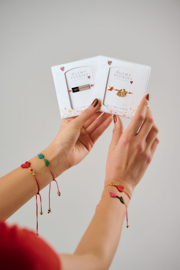 Βραχιόλια Martaki παρουσιασμένα σε επώνυμη συσκευασία από το The Gem Stories