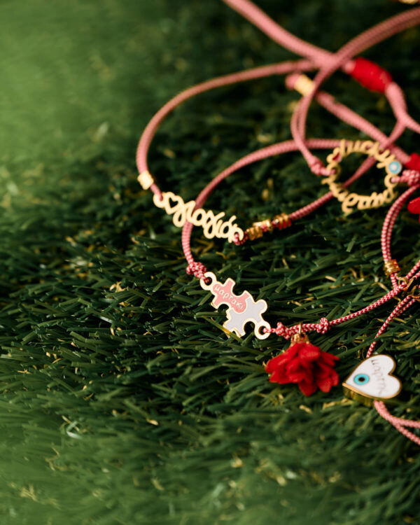 Βραχιόλια martaki με γούρι παζλ και γούρι καρδιάς σε κόκκινο κορδόνι