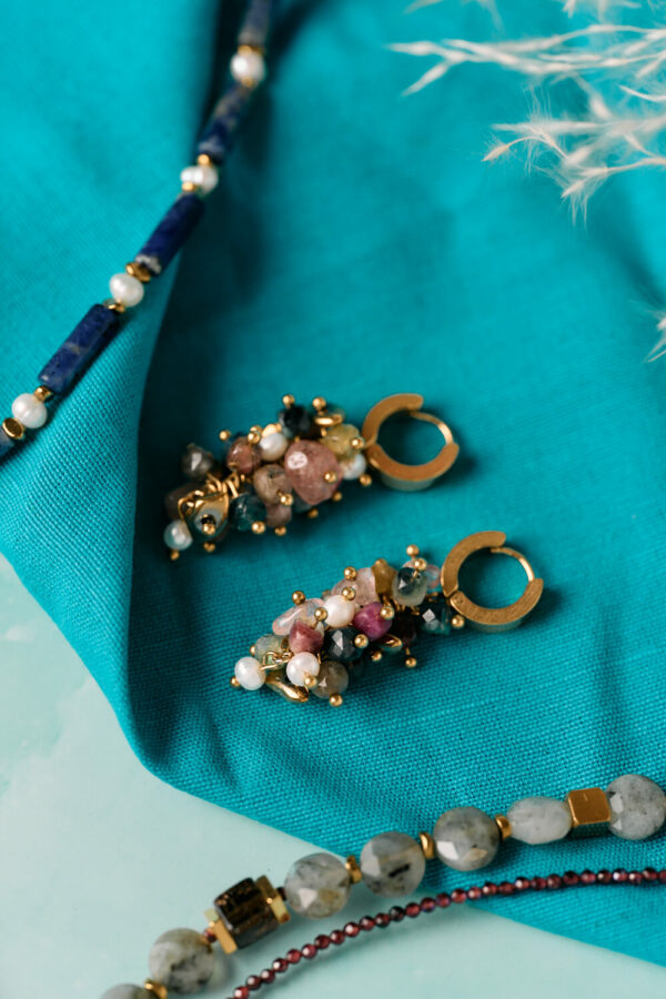 Χρυσά σκουλαρίκια κρίκοι με σύμπλεγμα πολύτιμων λίθων σε τιρκουάζ φόντο