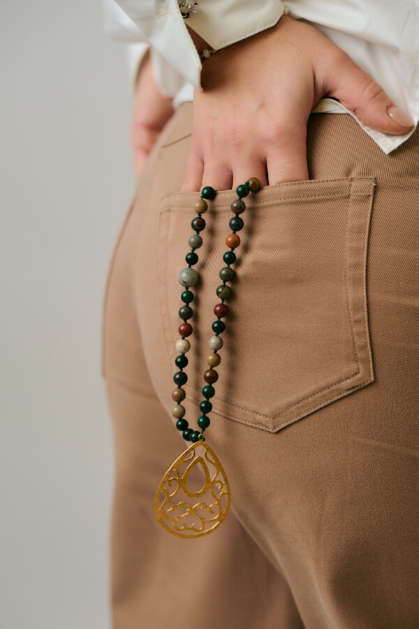 Κοντινή λήψη του Κολιέ Multi Stone με Χρυσό Δακρυόσχημο Μενταγιόν από το The Gem Stories