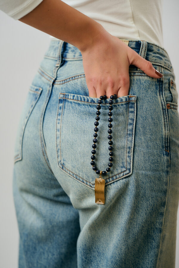 Κολιέ multi stone με χρυσό δακρυόσχημο μενταγιόν φορεμένο με denim από το The Gem Stories
