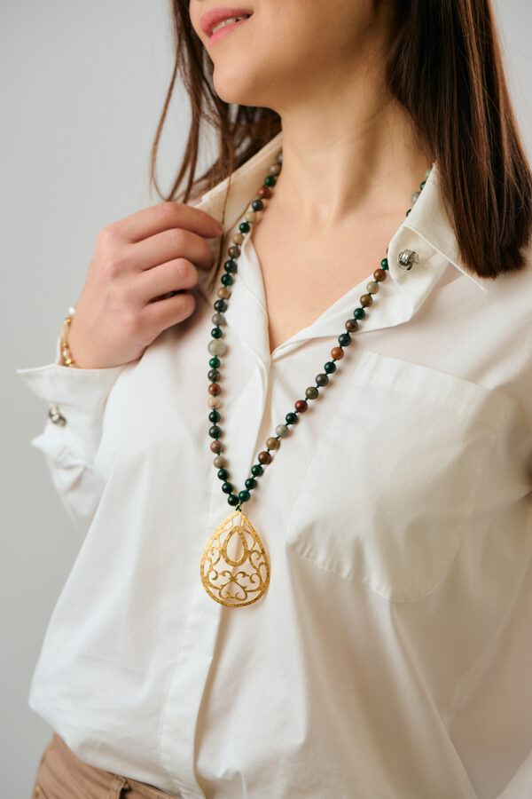 Μοντέλο που φορά το Κολιέ Multi Stone με Χρυσό Δακρυόσχημο Μενταγιόν από το The Gem Stories