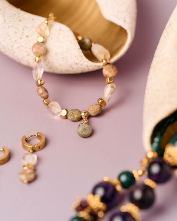 Κολιέ με φυσικούς πολύτιμους λίθους, χρυσές χάντρες διαχωρισμού και στρογγυλή λεπτομέρεια μενταγιόν