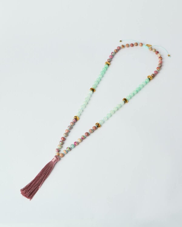 Κολιέ Παστέλ Αρμονίας με απαλές πολύχρωμες χάντρες και λεπτομέρεια φούντας από τη The Gem Stories.