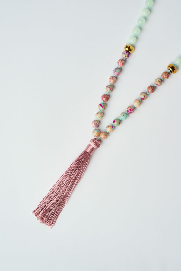 Κοντινή λήψη της φούντας του Κολιέ Παστέλ Αρμονίας με απαλές πολύχρωμες χάντρες από τη The Gem Stories.