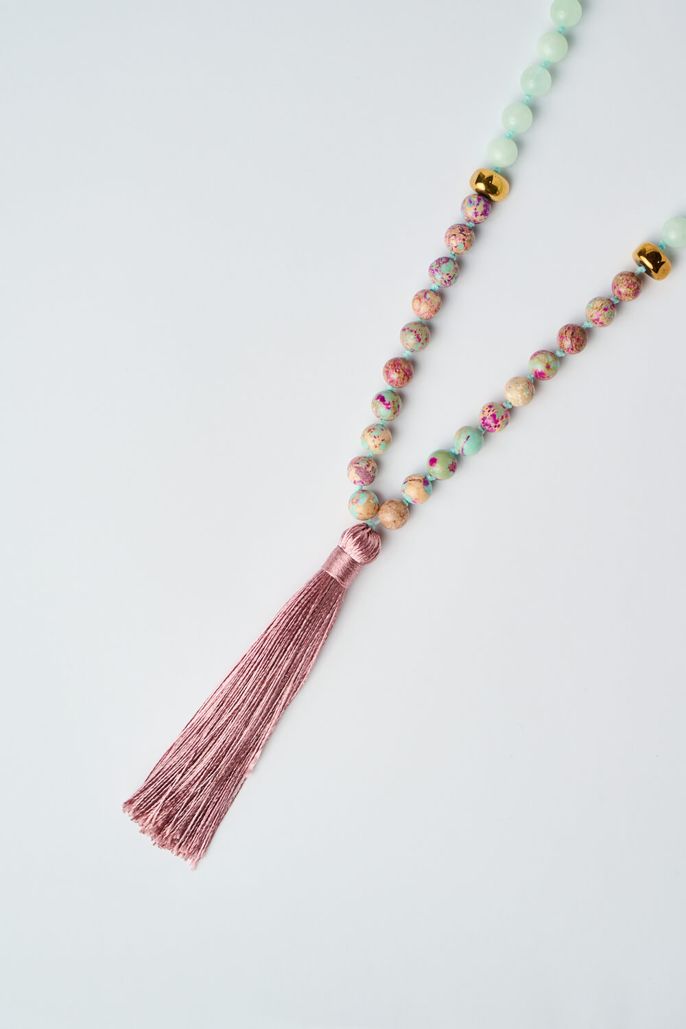 The-Gem-Stories-Pastel-Harmony-Necklace-closeup Κοντινή λήψη της φούντας του Κολιέ Παστέλ Αρμονίας με απαλές πολύχρωμες χάντρες από τη The Gem Stories.