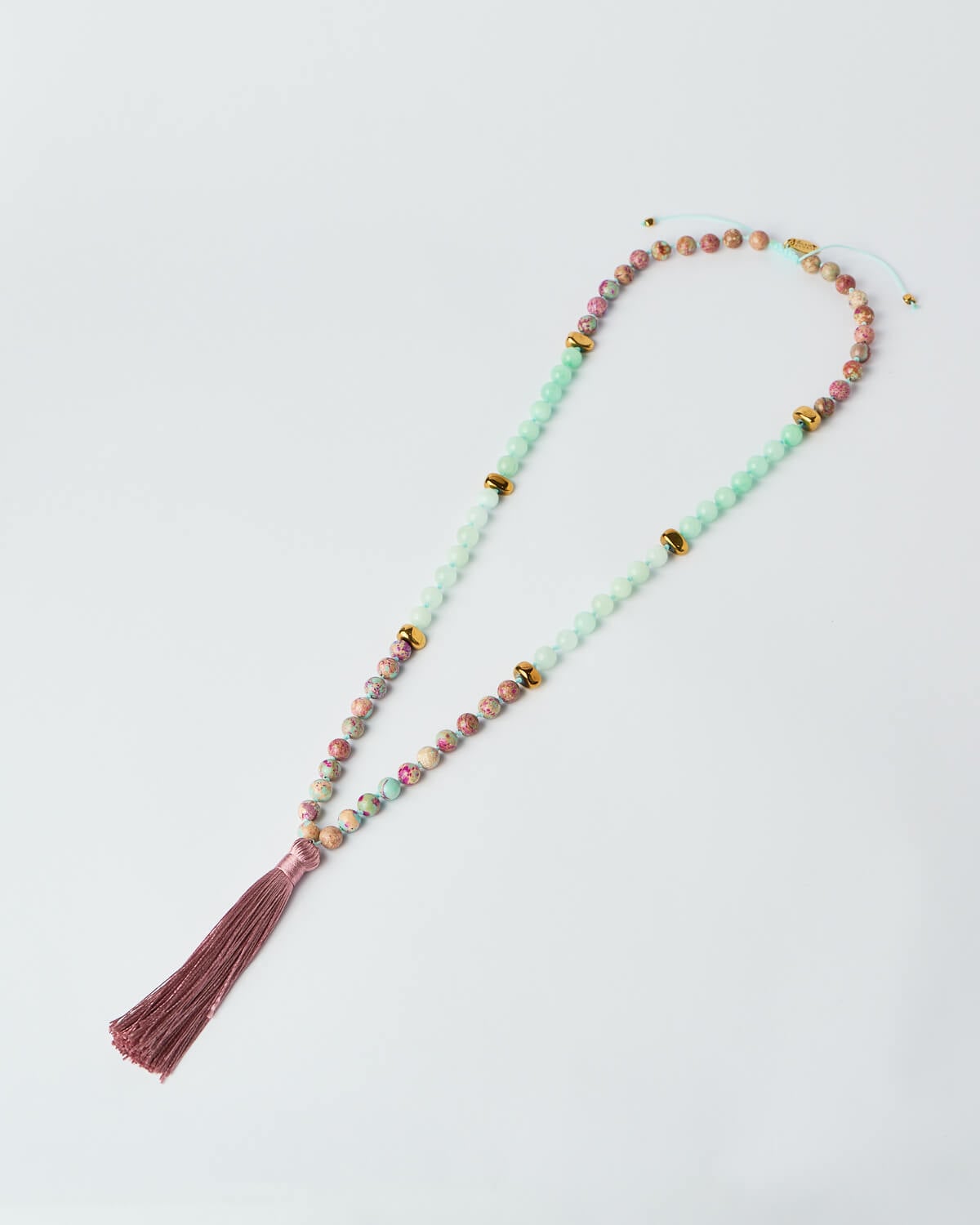 The-Gem-Stories-Pastel-Harmony-Necklace Κολιέ Παστέλ Αρμονίας με απαλές πολύχρωμες χάντρες και λεπτομέρεια φούντας από τη The Gem Stories.