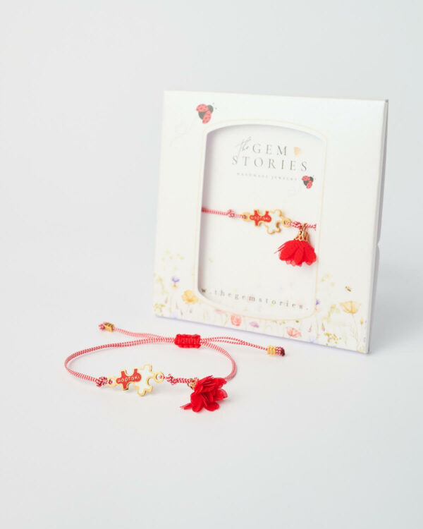 Κόκκινο βραχιόλι Puzzle Μαρτάκι με συμβολικό charm από τη The Gem Stories.