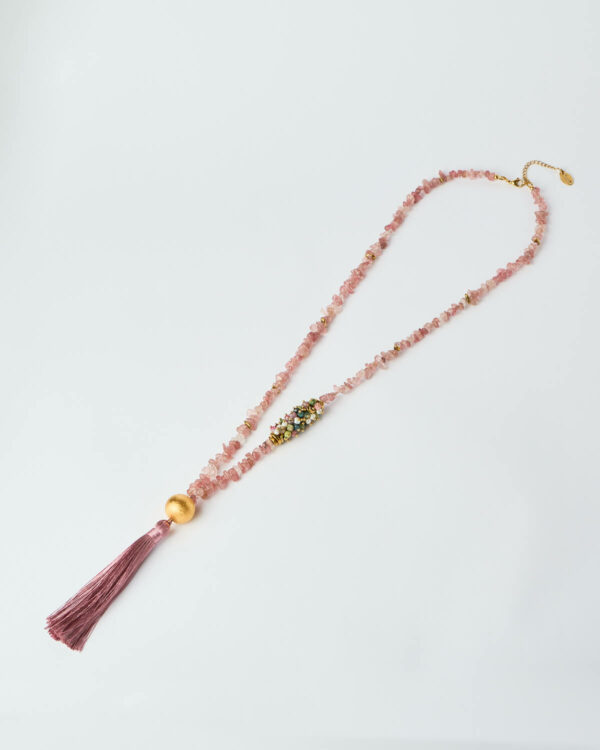 Κολιέ Rose Serenity με απαλές ροζ χάντρες και φούντα από το The Gem Stories