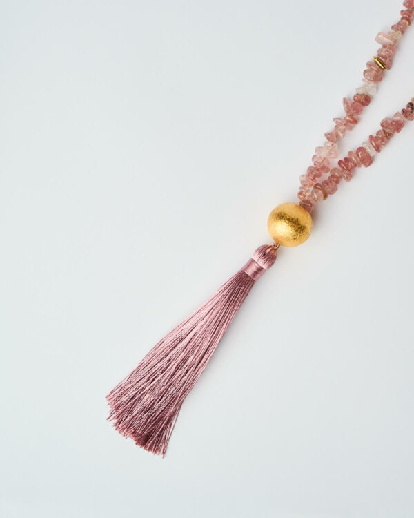 Λεπτομέρεια από τη φούντα του κολιέ Rose Serenity με ροζ αποχρώσεις και χρυσό στοιχείο από το The Gem Stories