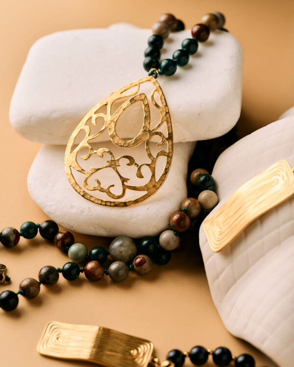 Κοντινή λήψη του Κολιέ με Χρυσό Δακρυόσχημο Μενταγιόν, με πολύχρωμες χάντρες και περίτεχνο φιλγκρέ σχέδιο