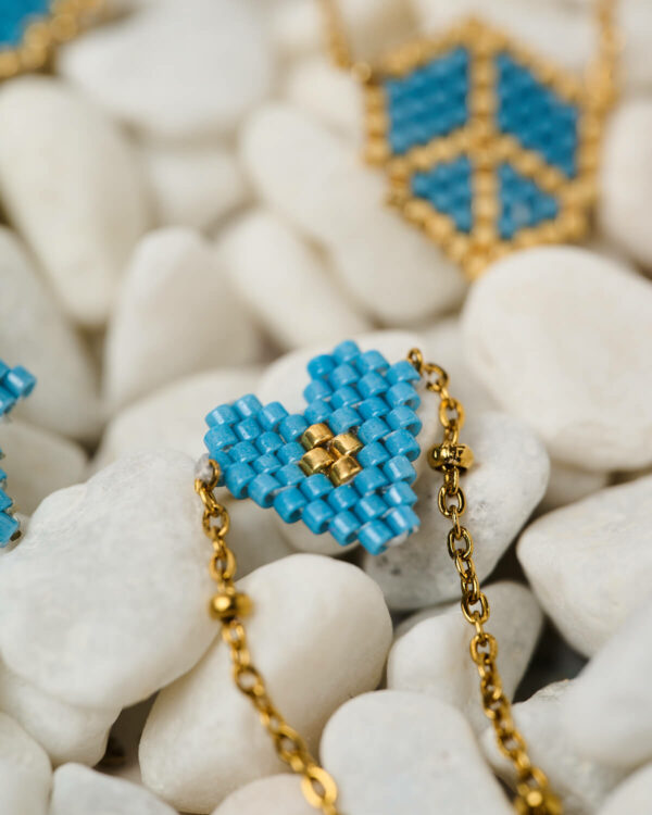 Λεπτό μπλε κολιέ Miyuki Heart με χρυσή αλυσίδα, χειροποίητο από το The Gem Stories