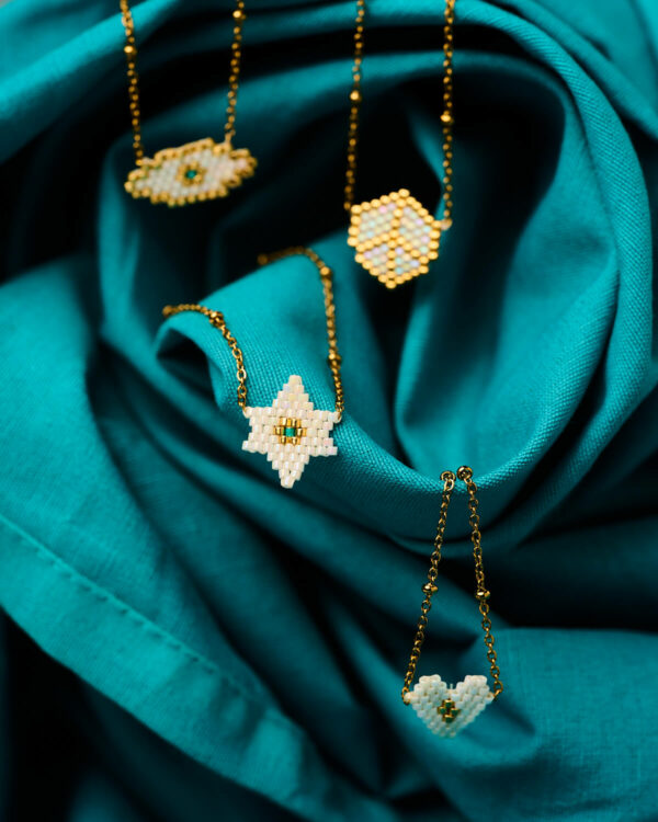 Λεπτεπίλεπτα λευκά κολιέ Miyuki με χρυσές αλυσίδες, χειροποίητα από το The Gem Stories