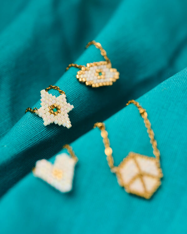 Λεπτεπίλεπτα λευκά κολιέ Miyuki με χρυσές αλυσίδες, χειροποίητα από το The Gem Stories