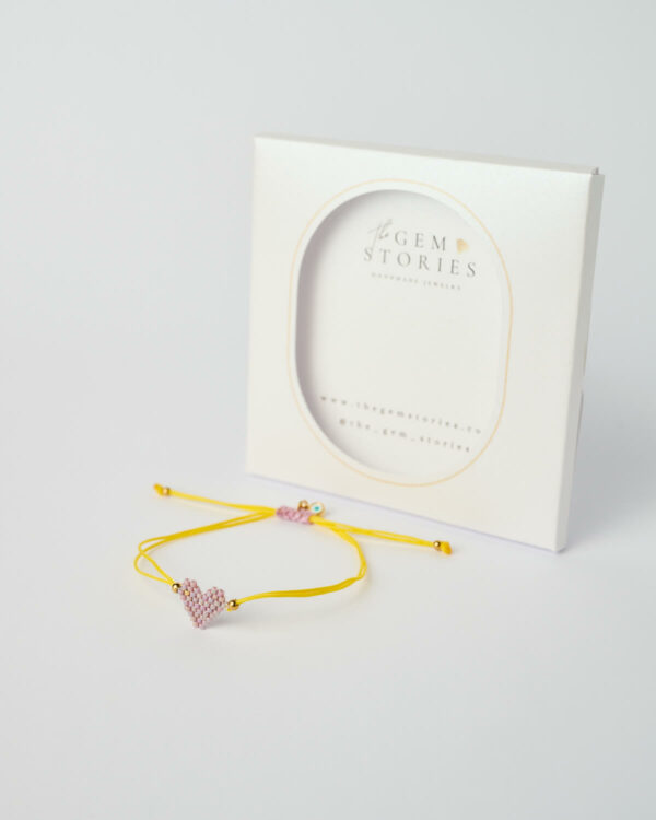 Βραχιόλι Miyuki με καρδιά λιλά-κίτρινο, χειροποίητο βραχιόλι με χάντρες και χρυσές λεπτομέρειες, από το The Gem Stories