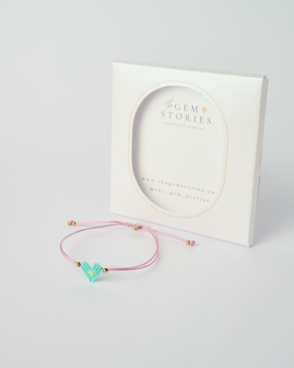 Βραχιόλι Miyuki με καρδιά σε απόχρωση μέντας, σε λιλά ρυθμιζόμενο κορδόνι με χρυσές λεπτομέρειες