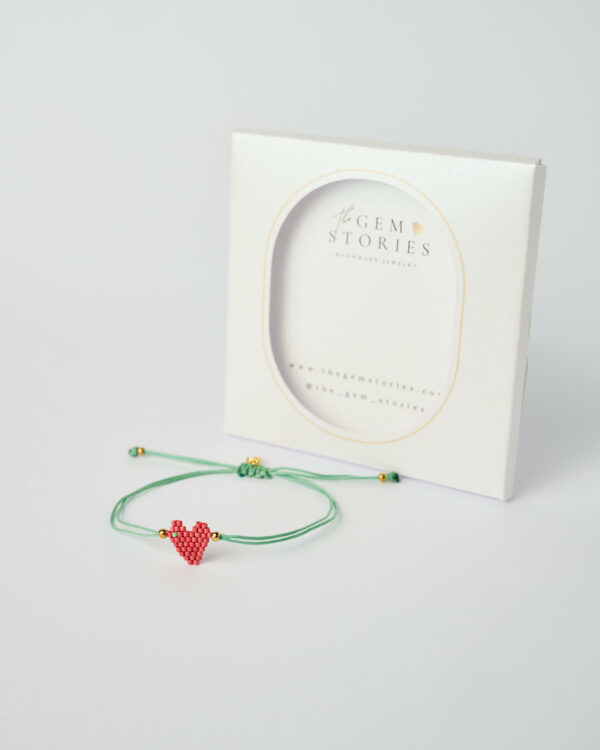 Βραχιόλι Miyuki με κόκκινη καρδιά, πράσινο ρυθμιζόμενο κορδόνι και χρυσές λεπτομέρειες