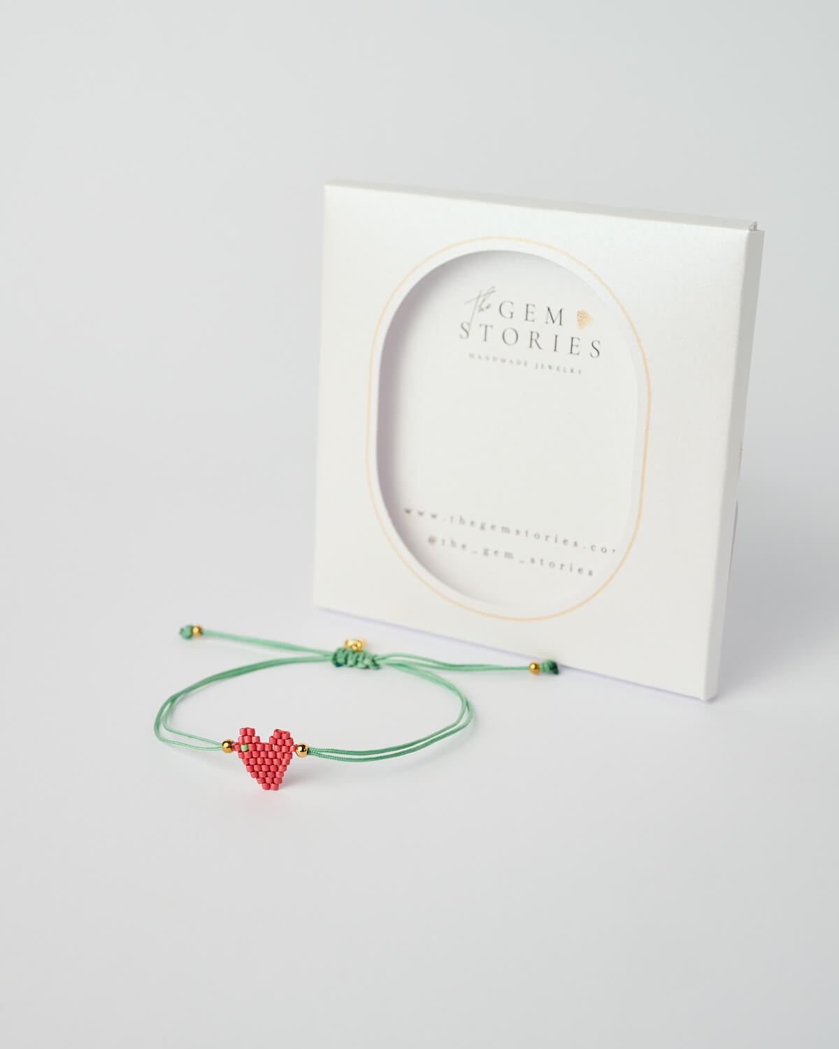 Βραχιόλι Miyuki με γούρι καρδιά – Κόκκινο-Πράσινο Βραχιόλι Miyuki με κόκκινη καρδιά, πράσινο ρυθμιζόμενο κορδόνι και χρυσές λεπτομέρειες