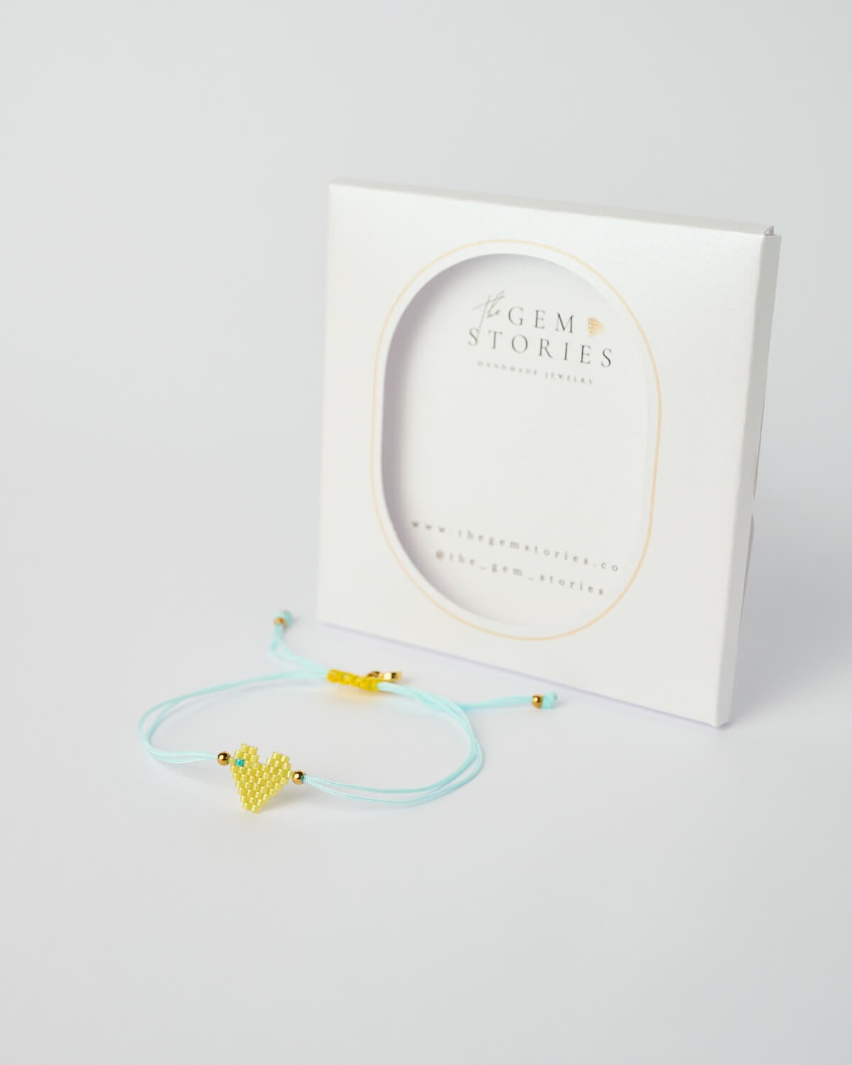 Βραχιόλι Miyuki με γούρι καρδιά – Κίτρινο-Μπλε Βραχιόλι Miyuki με καρδιά κίτρινο-μπλε, χειροποίητο βραχιόλι με χάντρες και χρυσές χάντρες, από το The Gem Stories